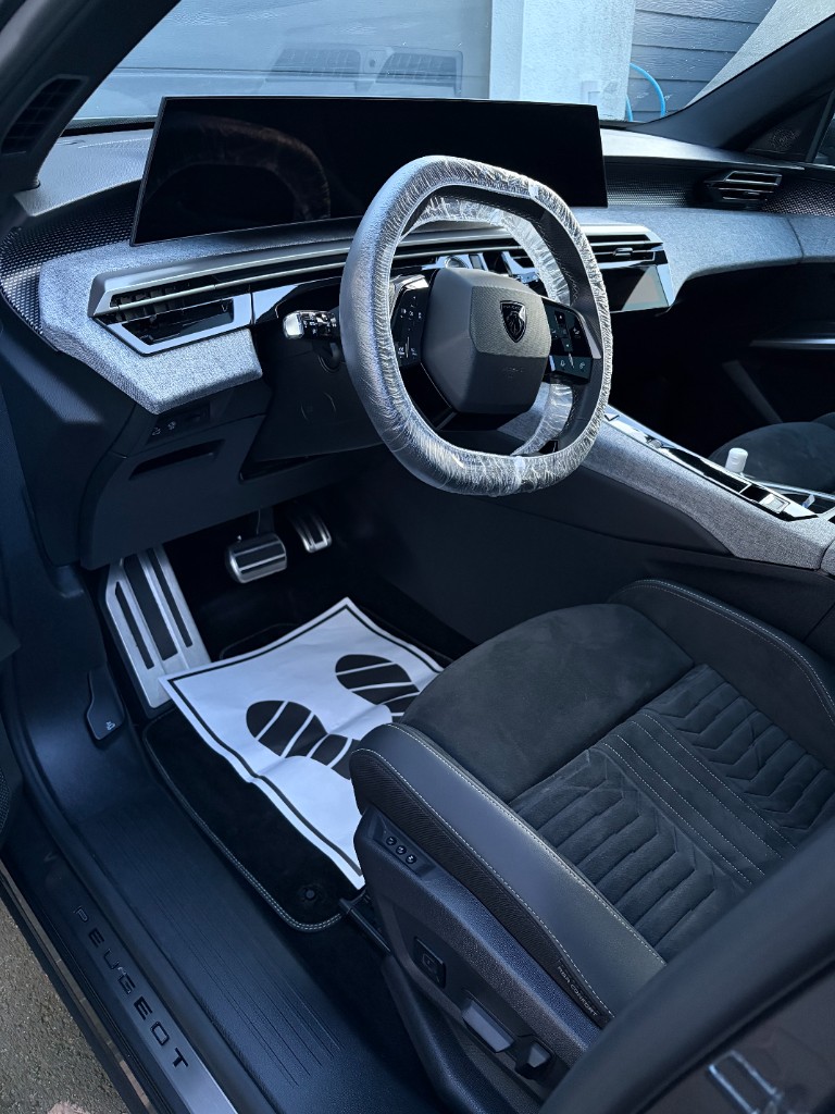 Nettoyage auto Lille après - Intérieur Peugeot restauré