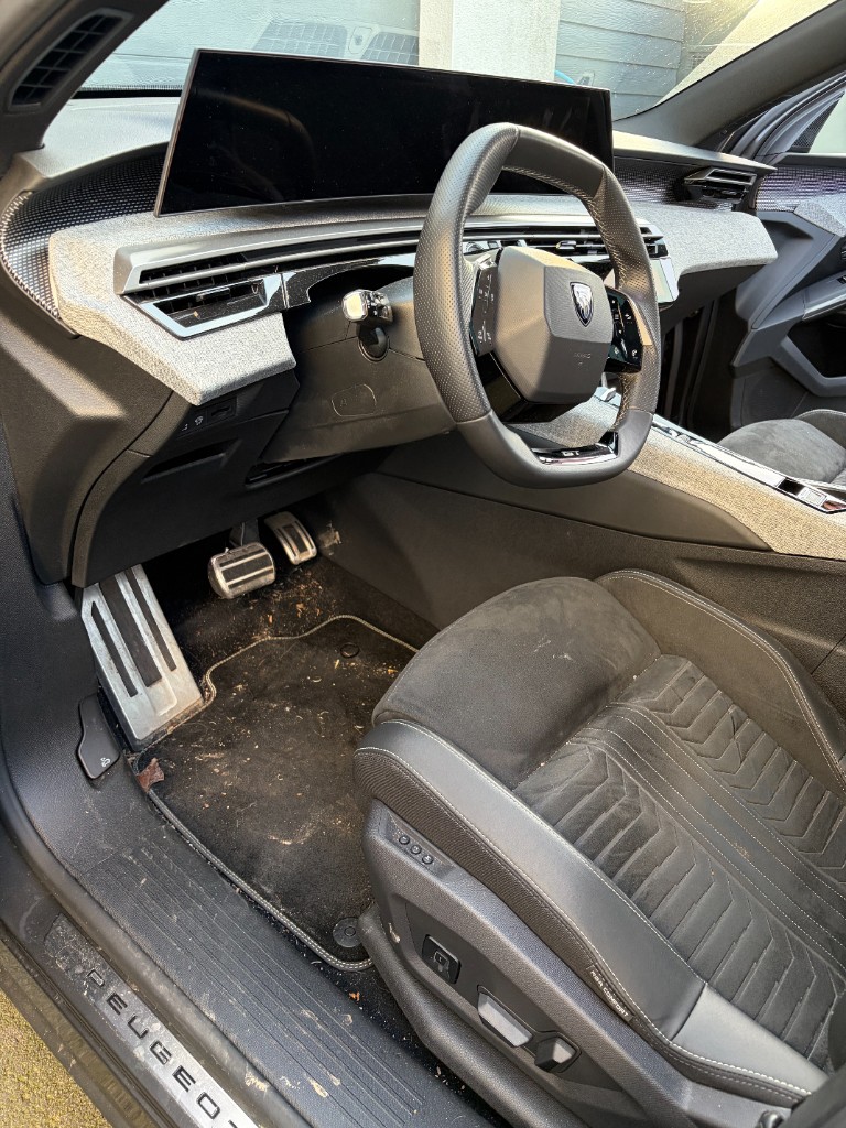 Nettoyage auto Lille avant - Intérieur Peugeot tapis sale