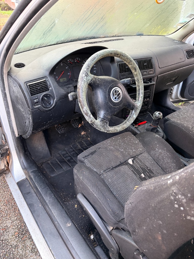 Detailing auto Lille avant - VW Golf volant et siège sales